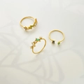 Gedetailleerd bovenaanzicht van drie 18K vergulde ringen met kleurrijke zirkonia - US 6 / Groen & Wit Multi-CZ