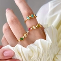18K vergulde titanium ringen set met kleurrijke zirkonia op een vrouwenhand - US 6 / Roze Wit Groen Paars Multi-CZ