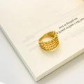 Nahaufnahme des goldenen mehrlagigen Wellenrings mit Hohlmuster auf hellem Hintergrund - US 6 / Mehrlagige Wellen