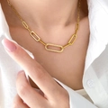 Dettaglio della collana a catena dorata con pendente ovale impreziosito da cristalli - Stile Maglia a Clip con Zircone