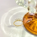Détail d'une bague en acier titane plaqué or ornée de zircons colorés taille marquise - US 6 / Trèfle à Cinq Feuilles Zircone