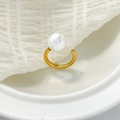 Vue détaillée d'une bague dorée élégante avec une perle d'eau douce blanche sur tissu - US 6 / Bague ouverte à une perle