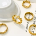 5er-Set goldene Ringe mit Hohlgeflecht und Kettenmuster auf weißer Keramikschale - US 6 / Rechteckiges Patchwork