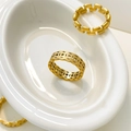 Detail eines goldenen Rings mit Münzmuster und poliertem Band auf weißem Tablett - US 6 / Mattierte Münze