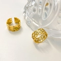 Detailopname van 18K vergulde vis- en hartvormige ringen op een wit oppervlak - US 6 / Hol Hart En Kleine Vis Ringen (Goud)