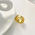 Macroshot van 18K vergulde roestvrijstalen ring met opengewerkte olifantenpatronen - US 6 / Holle Olifant (Goud)