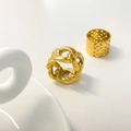 Detailweergave van twee 18K vergulde grove Cubaanse schakelringen en geometrische ringen - US 6 / Ketting En Geometrische Holle Ringen (Goud)