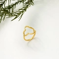 Nahaufnahme des goldenen gewellten geometrischen Rings auf weißem Hintergrund - US 6 / Hohle Blume