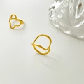 Detail von minimalistischen goldenen hohlen Schmetterlings- und geometrischen Ringen - US 6 / Hohles Quadrat