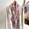 Eleganter langer Seidenschal mit Pferde-Druck auf beigem Blazer für einen Retro-Look - Rosa
