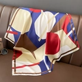 Détail rapproché du foulard en soie au motif géométrique avec blocs de couleurs - Bleu Marine et Rouge