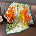 Pañuelo cuadrado de satén con estampado floral sobre una silla de cuero marrón oscuro - 70*70cm / Verde