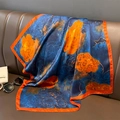 Carré de soie de 70cm élégant avec imprimé pivoine orange sur fond bleu pour femmes - 70*70cm / Bleu marine
