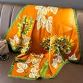 Elegante foulard quadrato in seta con girasoli e foglie su sfondo arancione vivace - Arancione