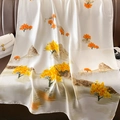 Elegante grande sciarpa in seta con stampa di paesaggio autunnale dorato per donna - 90*180cm / Bianco Sporco