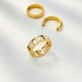 Macro-opname van vergulde ringen met trapeziumvormige zirkoon en opengewerkte hartjes - US 6 / Holle Rechthoekige Zirconia