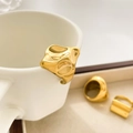 Detalle de los anillos irregulares bañados en oro de 18K estilo lava y banda gruesa en bandeja - US 6 / Estilo Texturizado Irregular