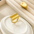 Vista detallada de anillos irregulares de acero de titanio chapados en oro 18K en cerámica - US 6 / Estilo Cuadrado Cóncavo