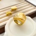 Vista detallada del anillo irregular dorado con acabado de espejo en oro de 18K - US 6 / Estilo de Arco Grueso Cóncavo