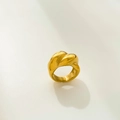 Detalle macro del anillo plisado irregular dorado con acabado pulido y textura gruesa - US 6 / Estilo de Torsión Gruesa