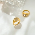 Detailopname van 18k vergulde titanium ringen met ronde zirkonia en ovale edelsteen - US 6 / Pave Disc Stijl