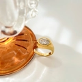 Detailweergave van een ovale zirkoon op een gouden titanium ring met een brede band - US 6 / Ovale Zirkoon