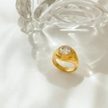Detail van een 18k vergulde zegelring met een rond gezette zirkonia op witte basis - US 6 / Ronde Zirkoon