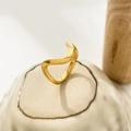 Detail van de 18K vergulde gegolfde ring met een hooggepolijst gebogen geometrisch ontwerp - US 6 / Goud Golvende Gebogen Stijl