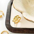 Dettaglio macro di un anello geometrico a doppio strato con finitura in oro lucido - US 6 / Doppio Strato Cavo Incrociato / Oro