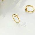 Vue rapprochée de bagues minimalistes plaquées or 18 carats avec zircons rouges et blancs - US 6 / Double Zircon Blanc en Forme de Larme