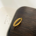 Macro-opname van de 18K vergulde gedraaide ring met geweven textuur op houten houder - US 6 / Dubbele Ring Fijne Twist