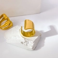 Detalle de anillo rectangular dorado sobre piedra con acabado de espejo muy brillante - US 6 / Estilo Abierto de Superficie Lisa