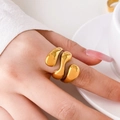 Primer plano del anillo en espiral bañado en oro de 18K con diseño de ondas - US 6 / Espiral de Tres Capas