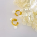 Detalle de pendientes tipo cuff de perlas bañados en oro 18K con piedras blancas - Ear cuff de doble perla