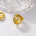 Détail d'une bague multicouche plaquée or 18K sertie de zircons sur support en verre - US 6 / Couches Multiples Évidées Avec 5 Pierres