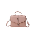 Sac à main rose en similicuir avec boucle argentée et bandoulière réglable sur fond blanc - Rose
