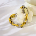 Detail eines Industrie-Gliederkettenarmbands in Gold und Silber mit Karabinerverschluss - Zweifarbiges hohles Kettenarmband