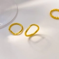 Dettaglio degli anelli a onda placcati oro 18K con eleganti incisioni curve e linee - US 6 / Stile Curvo