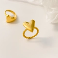 Detailweergave van goudkleurige hartringen met kralenband en gepolijst design - US 6 / Beaded Hart Stijl