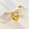 Detail eines großen dreieckigen Zirkonias in einem 18K vergoldeten Edelstahlring - US 6 / Gold Dreieck Zirkonia