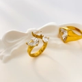 Detailansicht der 18K vergoldeten Ringe mit birnenförmigen und dreieckigen Zirkonia Kristallen - US 6 / Gold Dreifache Wassertropfen Offene Zirkonia