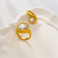 Nahaufnahme der 18K vergoldeten Edelstahlringe mit großen klaren Zirkonia-Steinen - US 6 / Gold Oval Zirkonia