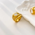 Detailansicht des 18K vergoldeten Rings mit gewelltem Band und Zirkon-Besatz - US 6 / Gold Dreischichtige Hohle Runde Zirkonia