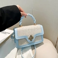 Hellblaue Strohhandtasche mit Blumenverschluss und verstellbarem Umhängegurt - Blau