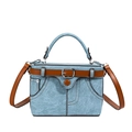 Denim-Box-Tasche mit Lederbesatz und Jeanstaschen-Design aus einer frontalen Perspektive - Hellblau