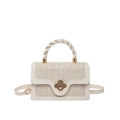 Elegante elfenbeinfarbene geflochtene Handtasche mit goldener Blumenschließe - Weiß