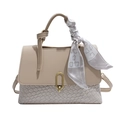 Beige Handtasche mit Webstruktur, goldener Schnalle und dekorativem Seidenschal - Gewebter Spleißstil (YB450) / Khaki