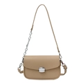 Schicke beige Satteltasche mit Litschi-Maserung, silberner Schnalle und Kettenriemen auf Weiß - Khaki