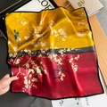 Foulard quadrato in seta con contrasto giallo e rosso, stampe di uccelli e fiori di prugno - 53*53cm / Sfumatura Rosso Giallo