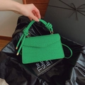 Schicke leuchtend grüne Handtasche mit Webstruktur, Klappe und passendem Schultergurt - Grün